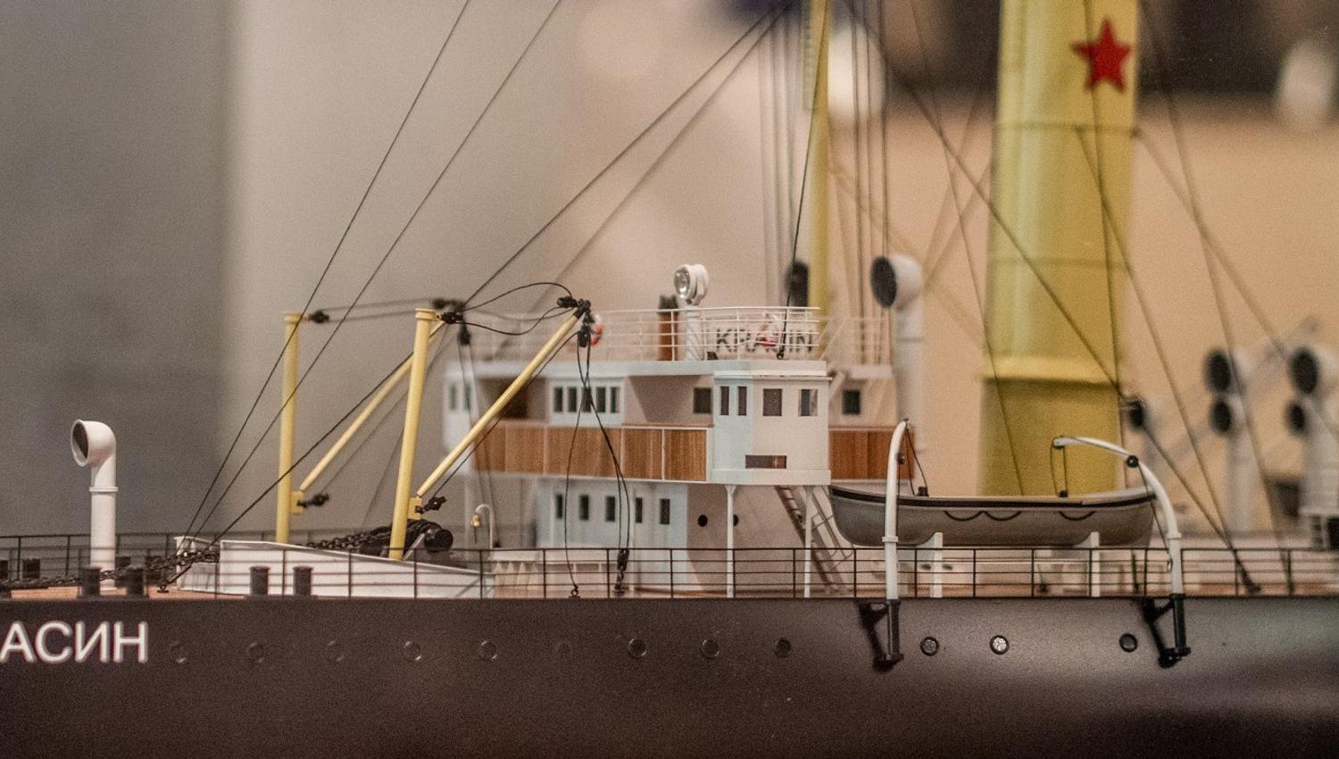 En miniatyr-båtmodel inne på museet