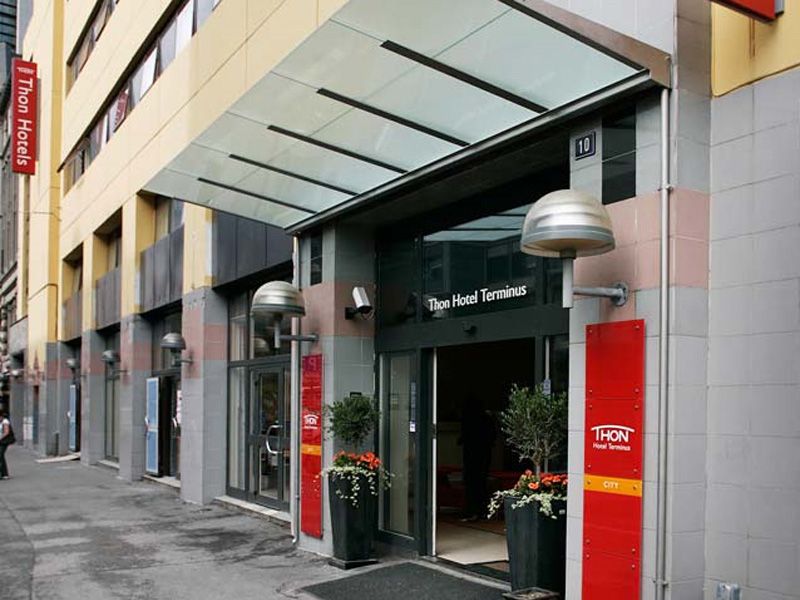 the entrance to the hotel