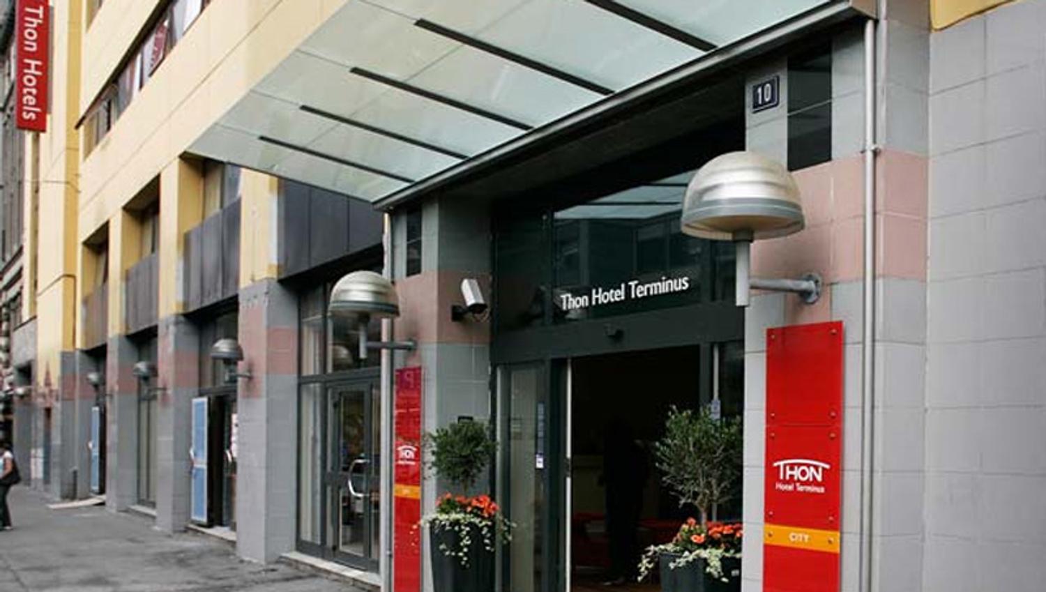 the entrance to the hotel