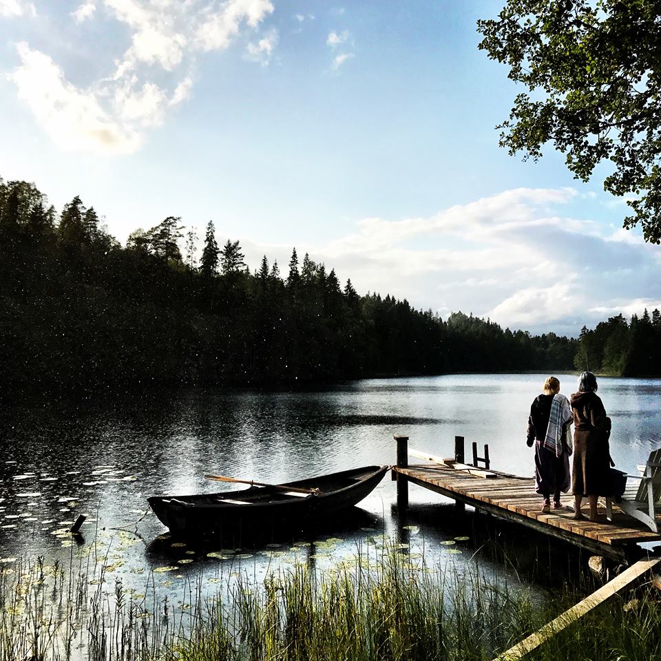 to jenter på en brygge med en liten robåt som skal bade