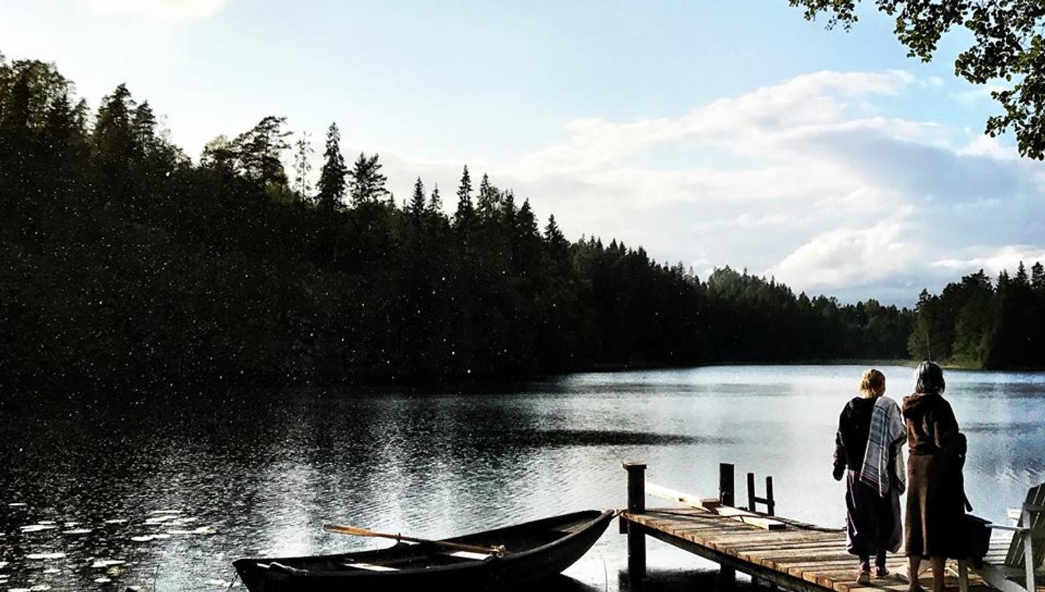 to jenter på en brygge med en liten robåt som skal bade