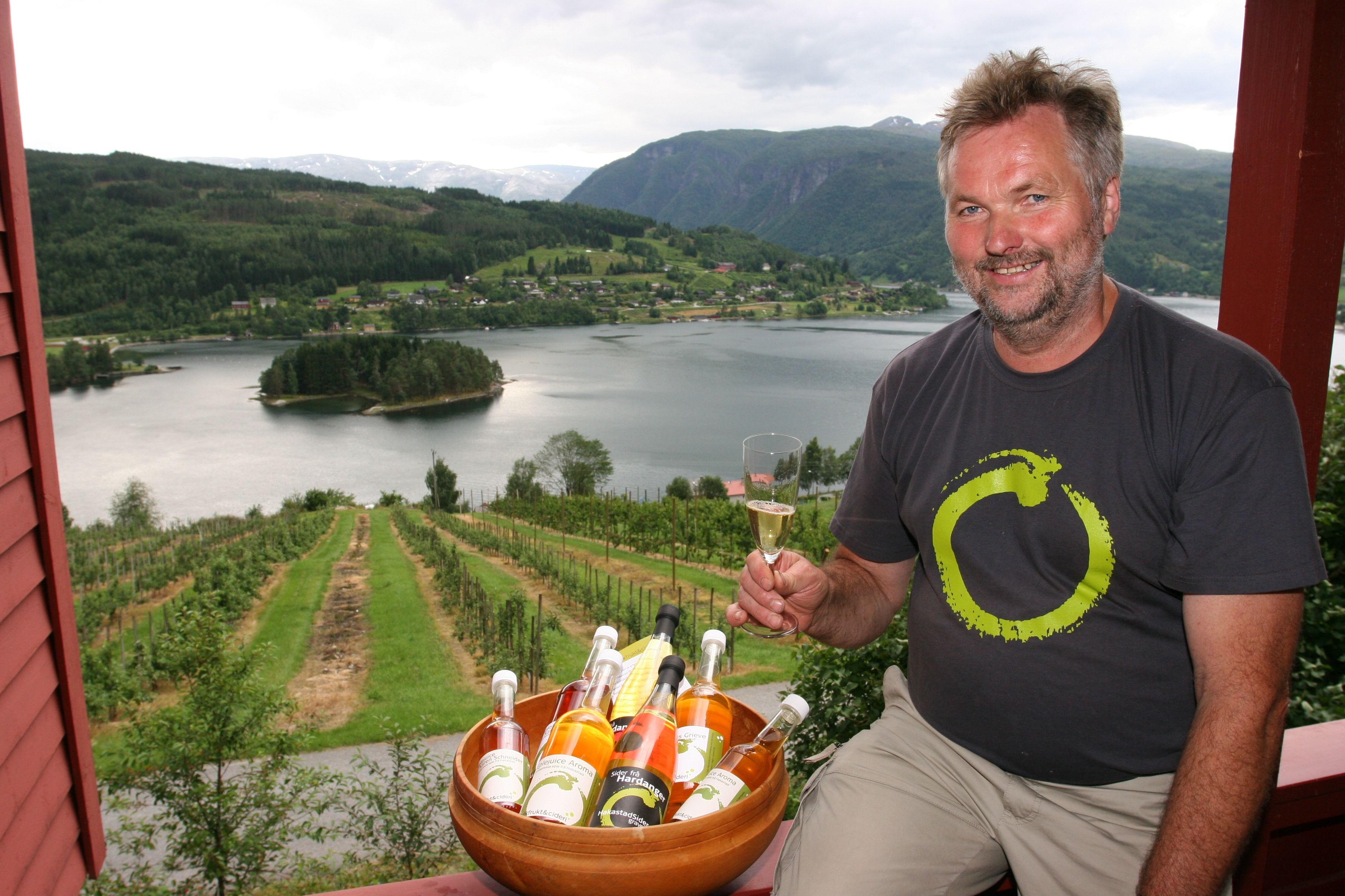 Hardanger cider from Ulvik – handcrafted with love and tradition, served with a stunning fjord view.