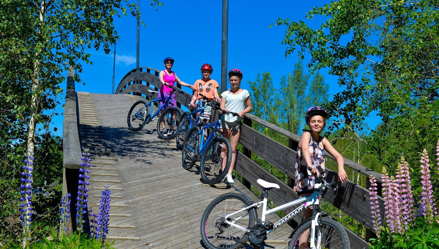 Syklister triller sykkelen over ei gangbru