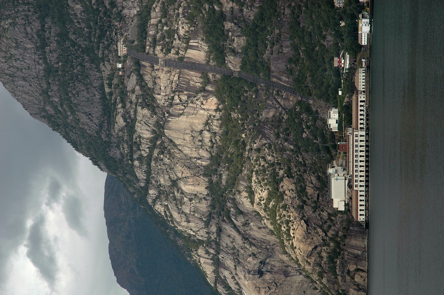 Lilletopp og kraftverket sett frå fjorden, eit historisk symbol på norsk ingeniørkunst.