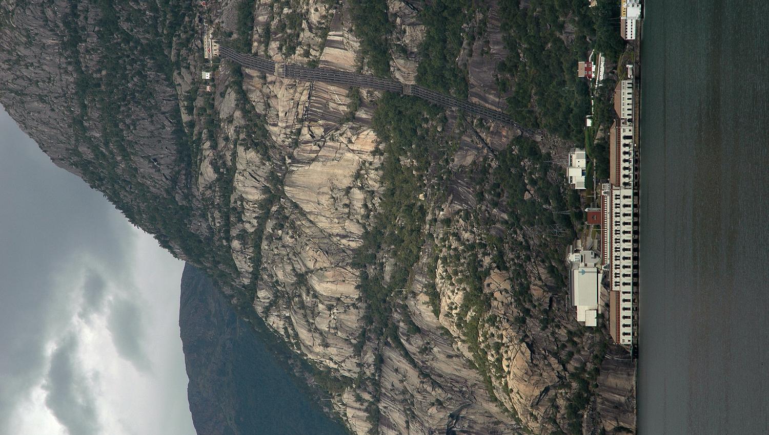 Lilletopp og kraftverket sett frå fjorden, eit historisk symbol på norsk ingeniørkunst.