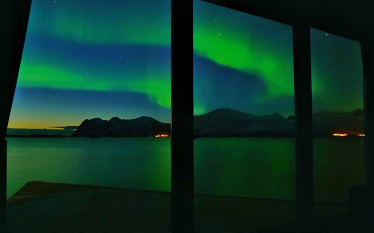 Nordlys utenfor vinduene