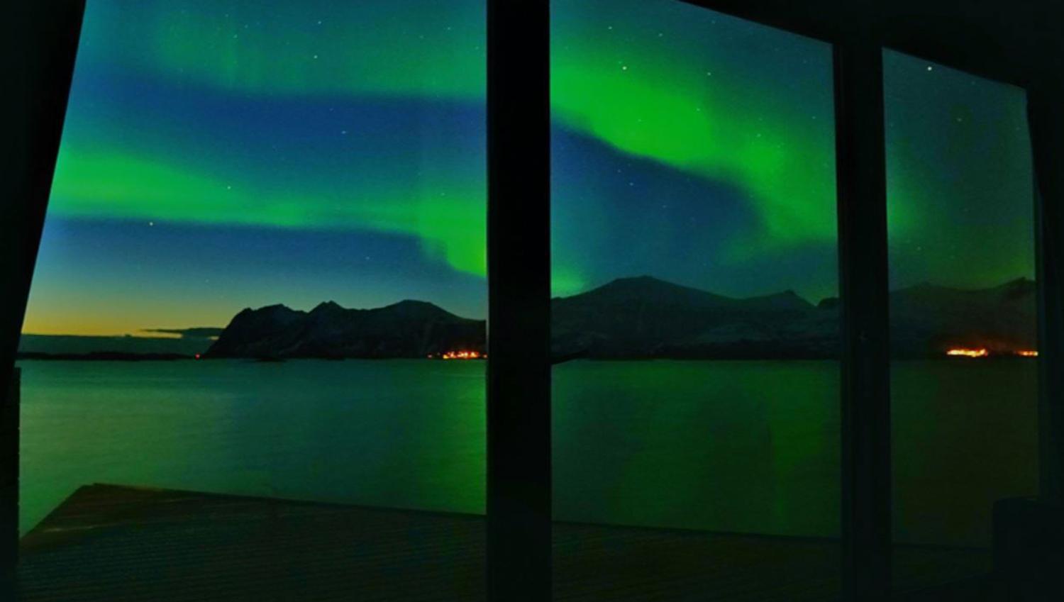 Nordlys utenfor vinduene