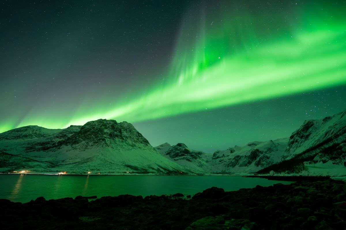 Nordlys danner en masse over fjellene