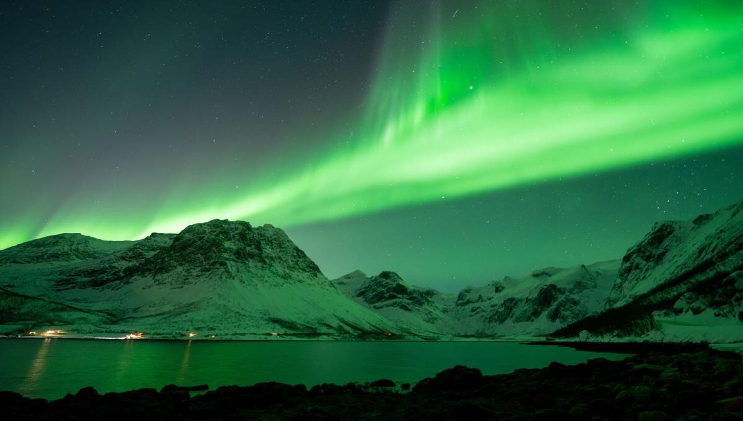 Nordlys danner en masse over fjellene