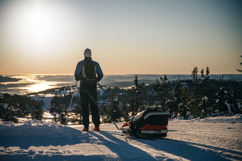 mann går langrenn med slede bak seg på Lifjell skisenter i Bø