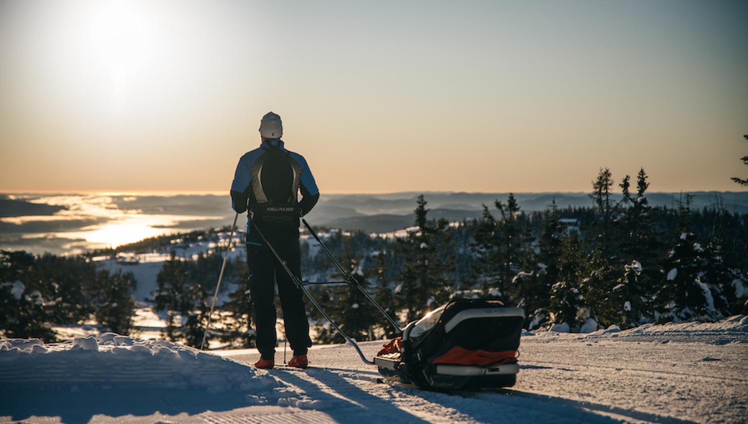 mann går langrenn med slede bak seg på Lifjell skisenter i Bø