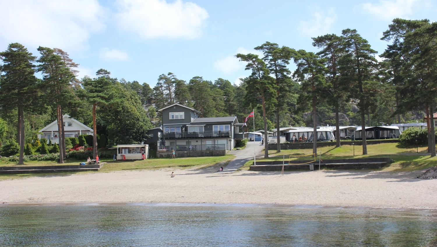 Cottage by the beach and water