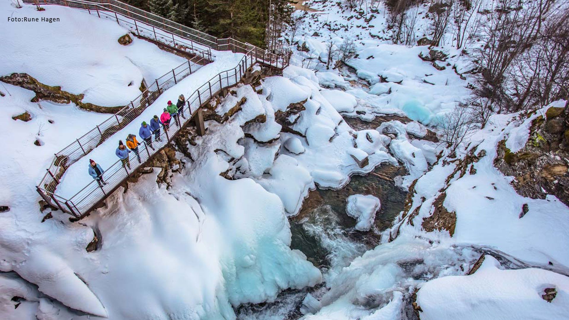 Utsiktsplatå i fosseråsa i Geiranger