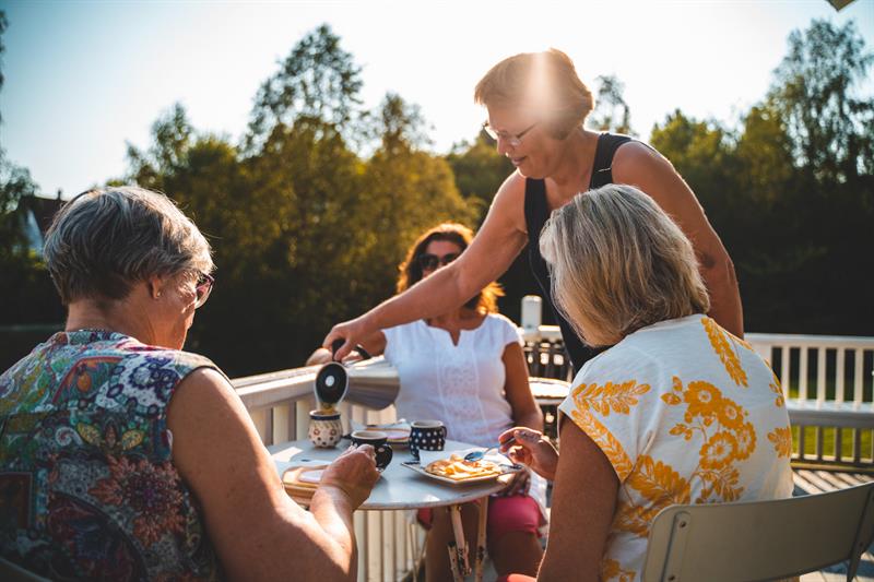 Damene blir servert kaffe