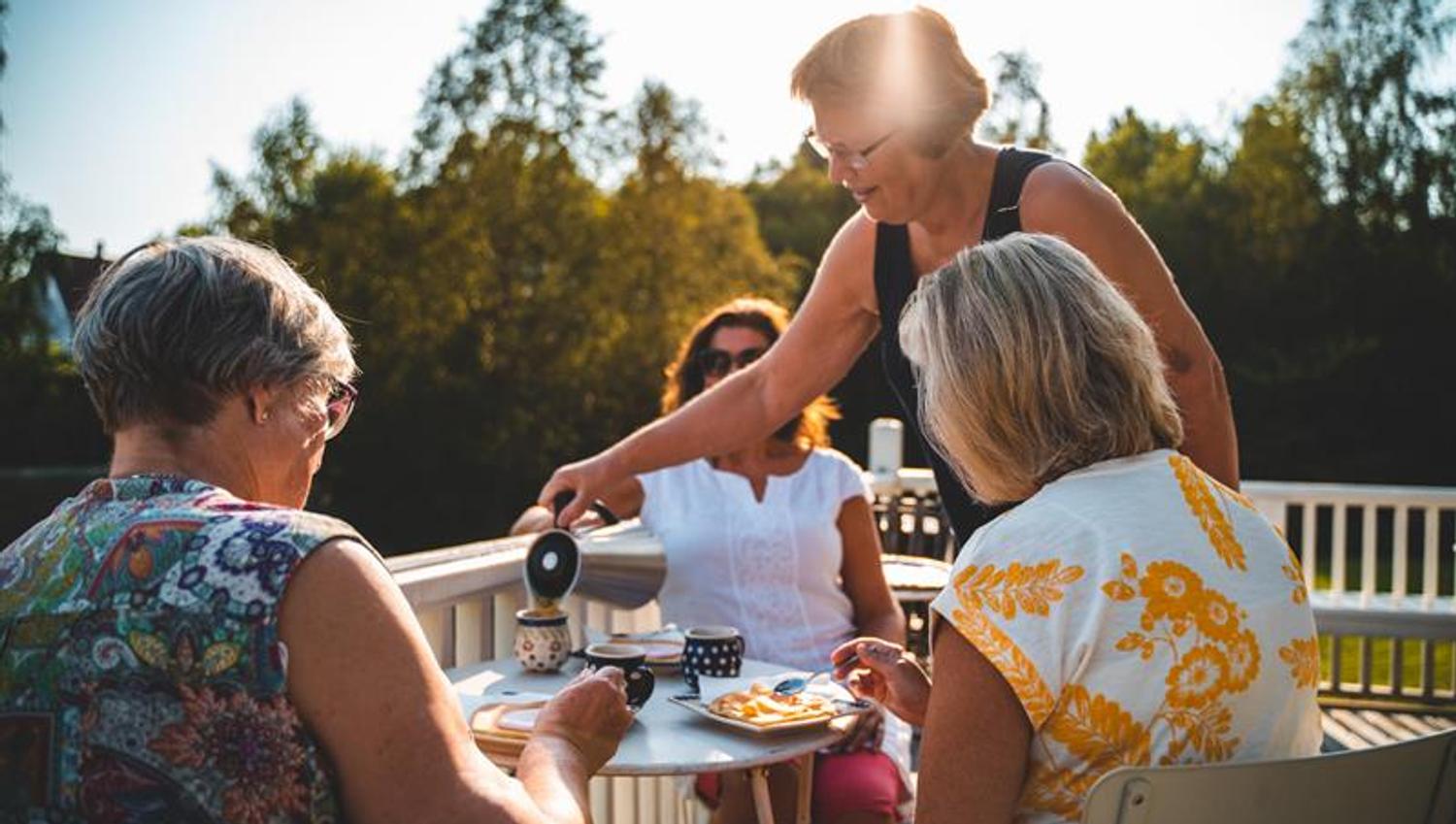 Damene blir servert kaffe