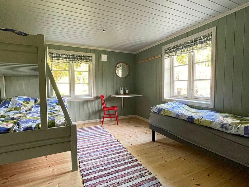 soverom med en køyeseng og en enkeltseng