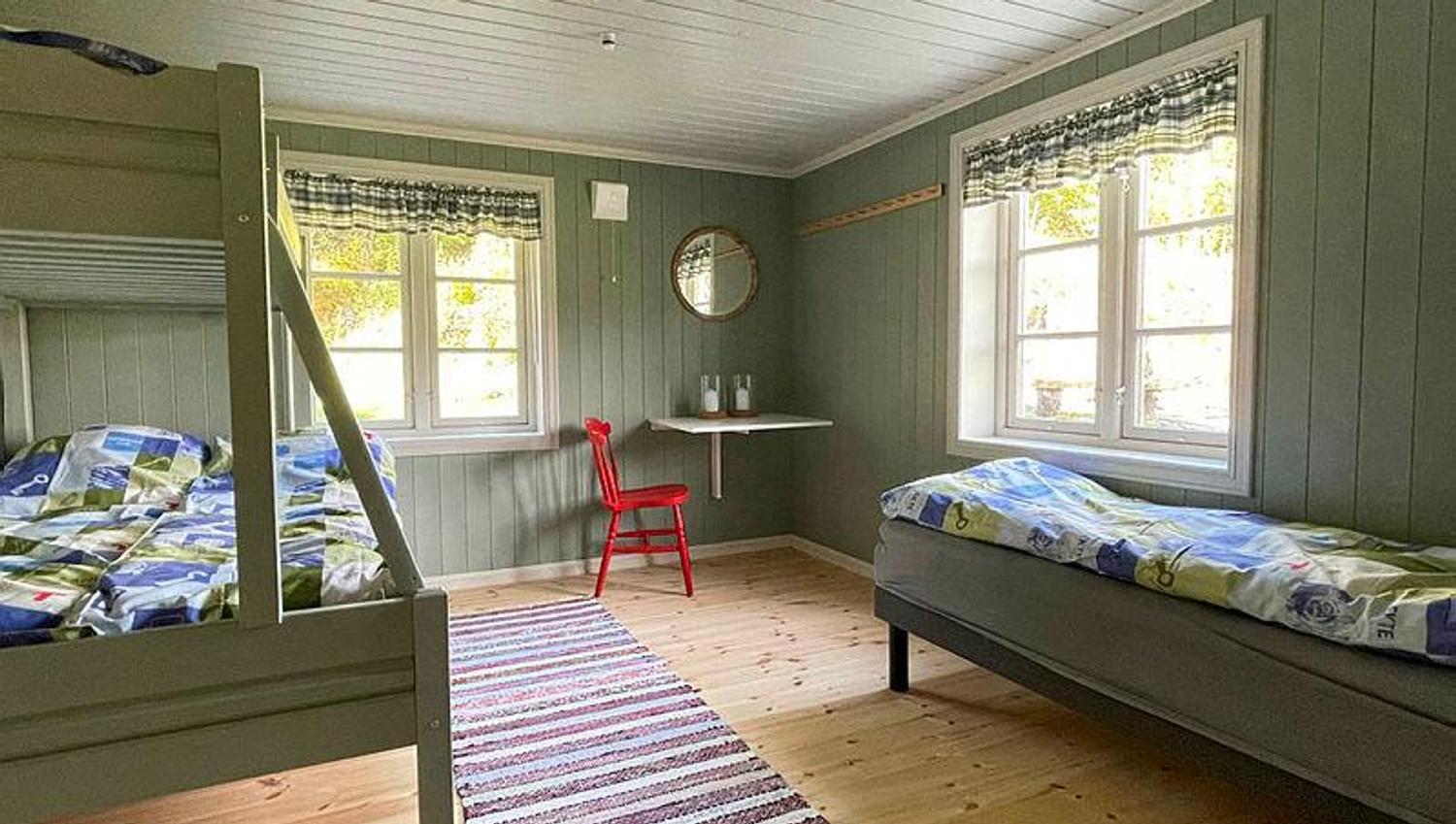 soverom med en køyeseng og en enkeltseng