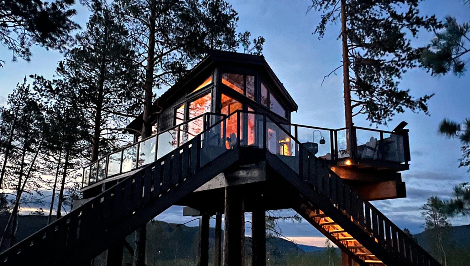 Tretopphytte i solnedgang