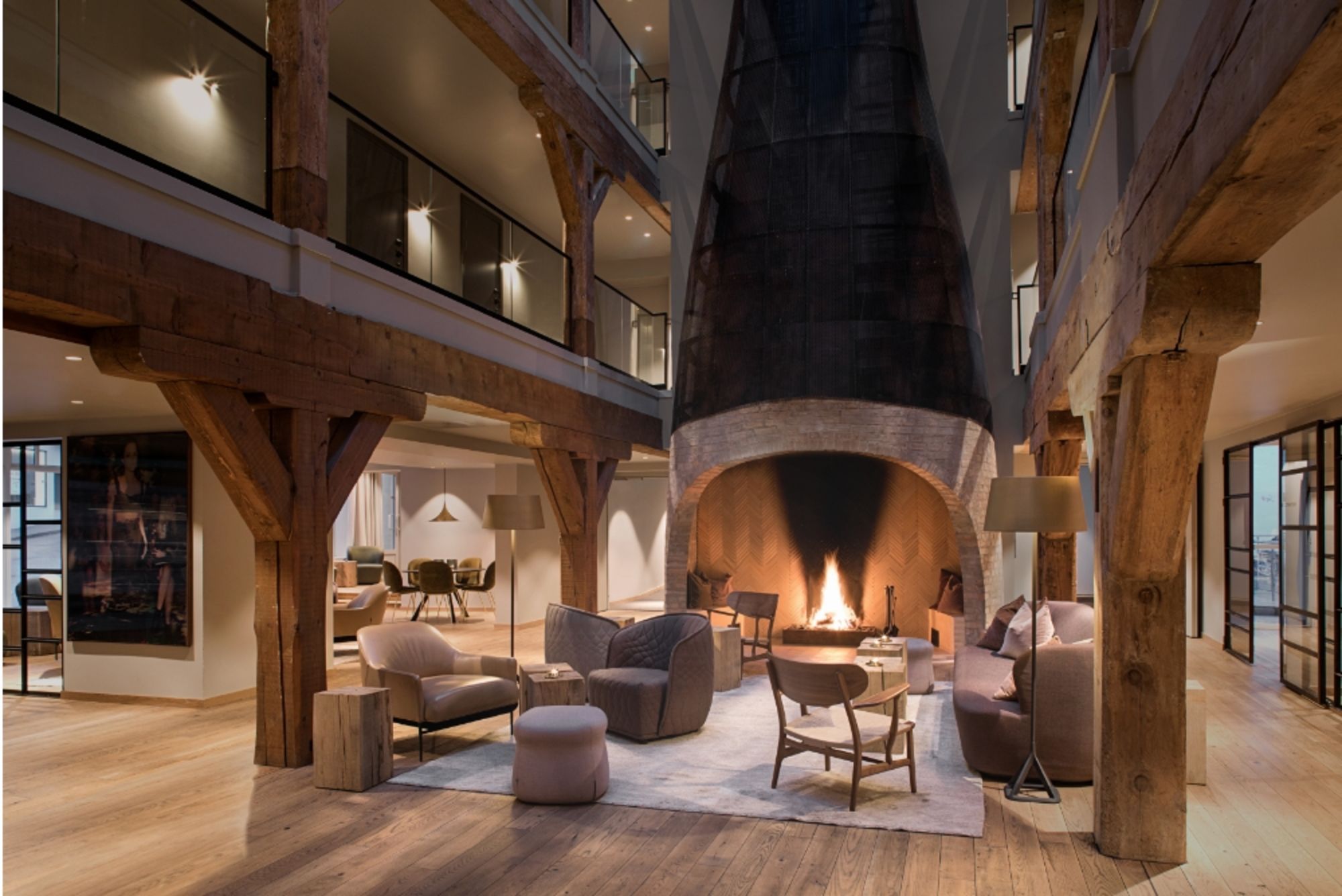 Koslig stueområde hos Hotel Brosundet.