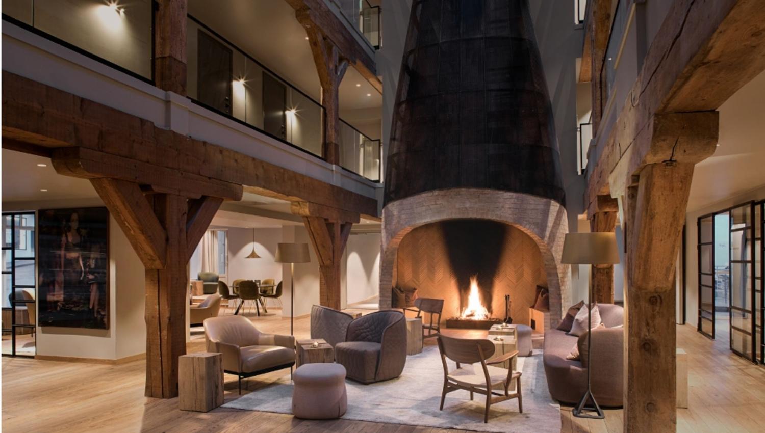 Koslig stueområde hos Hotel Brosundet.