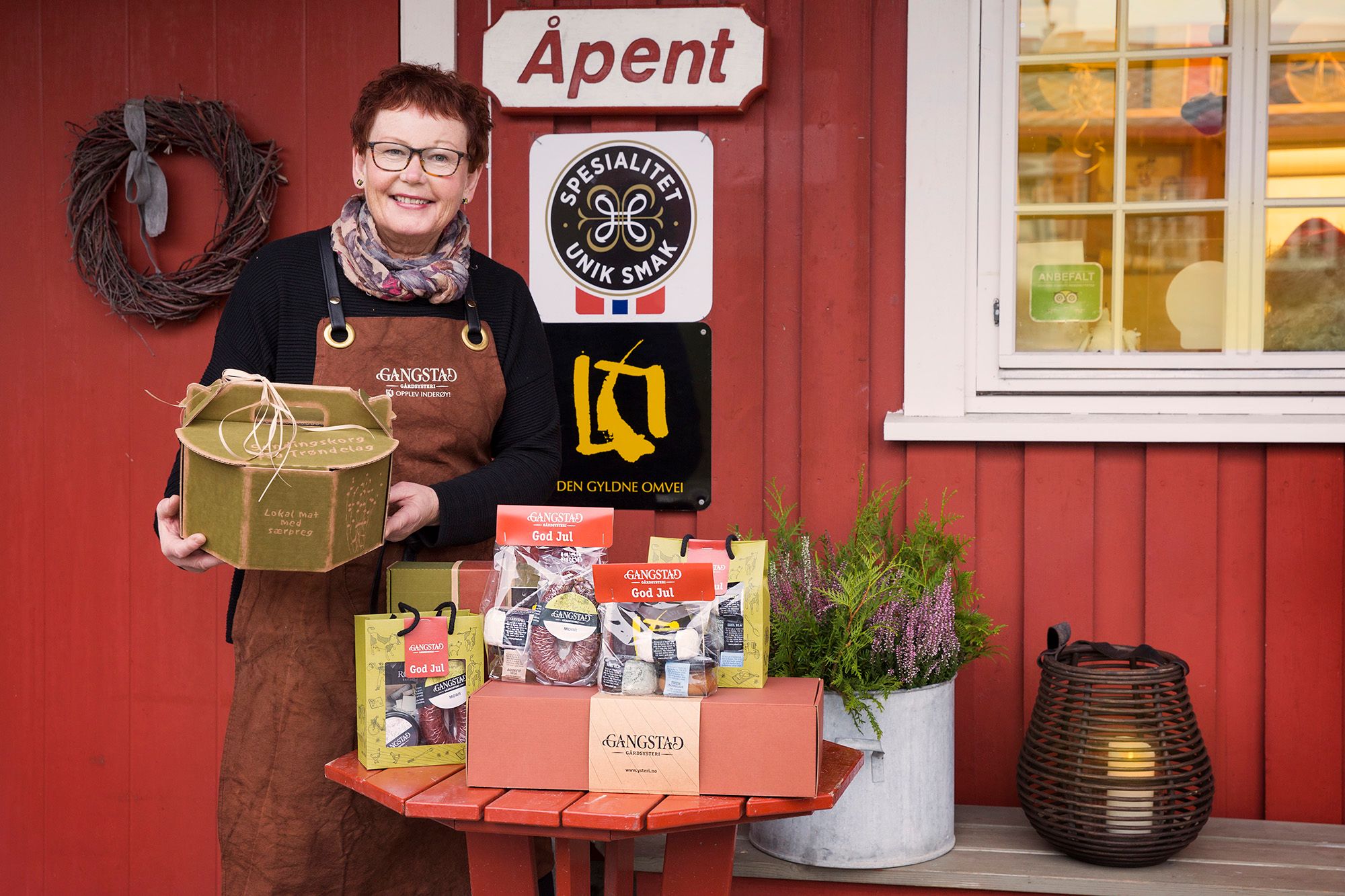 Astrid viser stolt frem gavepakkene - de vant førstepris for gavepakkene sine under Trøndersk Matfestilval 2020 og gikk til topps i europeisk konkurranse om beste matgave.