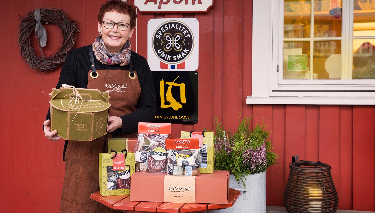 Astrid viser stolt frem gavepakkene - de vant førstepris for gavepakkene sine under Trøndersk Matfestilval 2020 og gikk til topps i europeisk konkurranse om beste matgave.