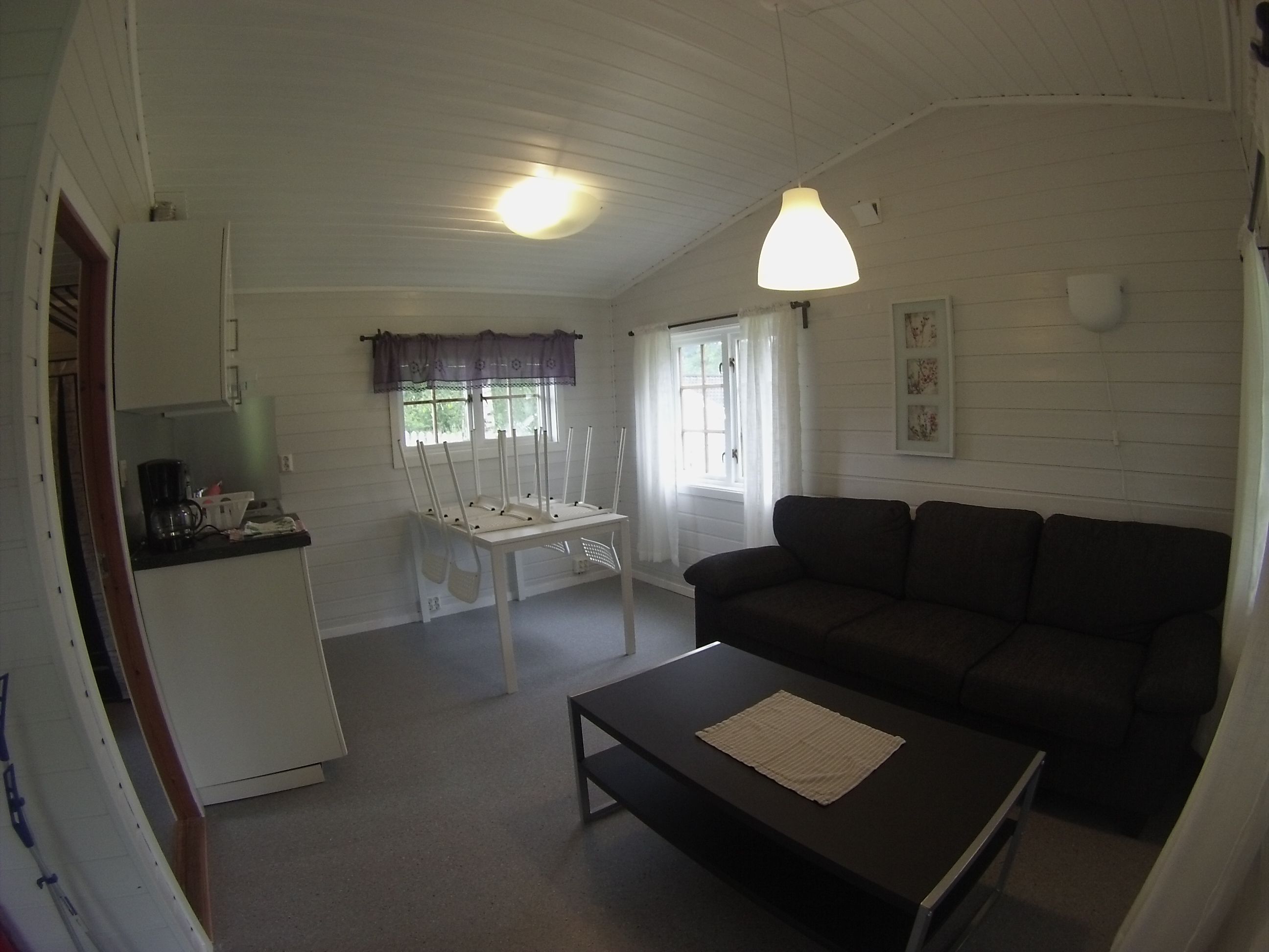 Innside av en hytte ved Langnes Camping, stue.