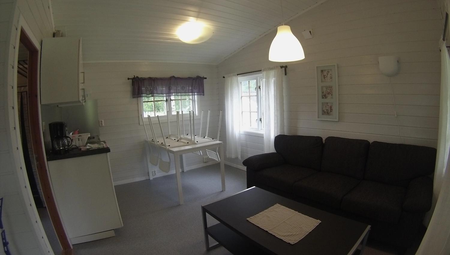 Innside av en hytte ved Langnes Camping, stue.