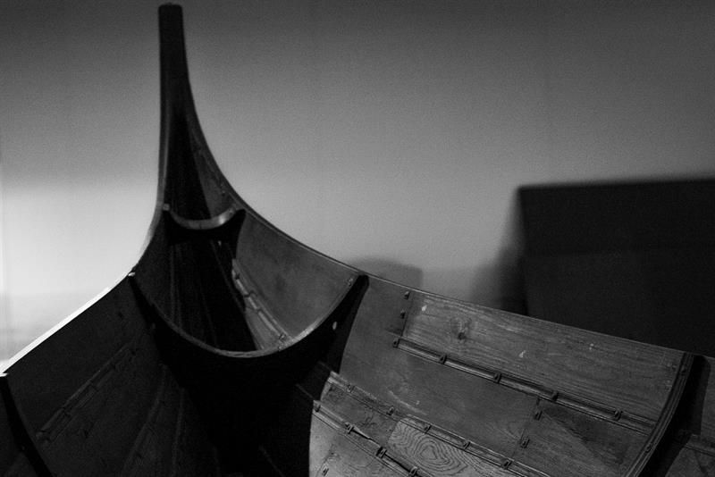 Sort/hvitt-bilde av vikingbåt.