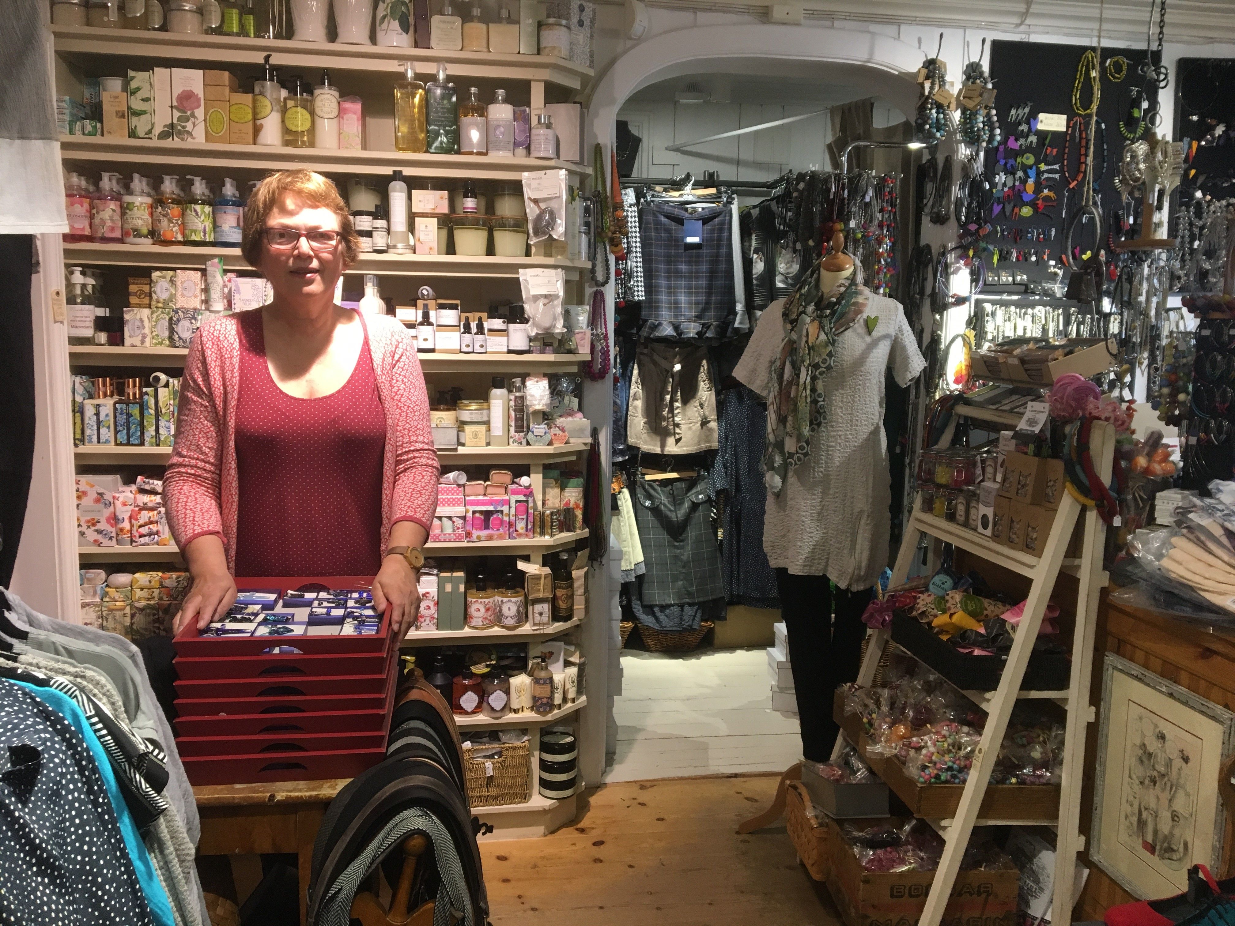 Anne rydder i varene, og de er det mange av!!