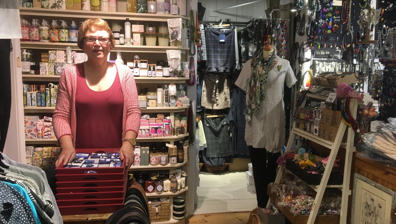 Anne rydder i varene, og de er det mange av!!