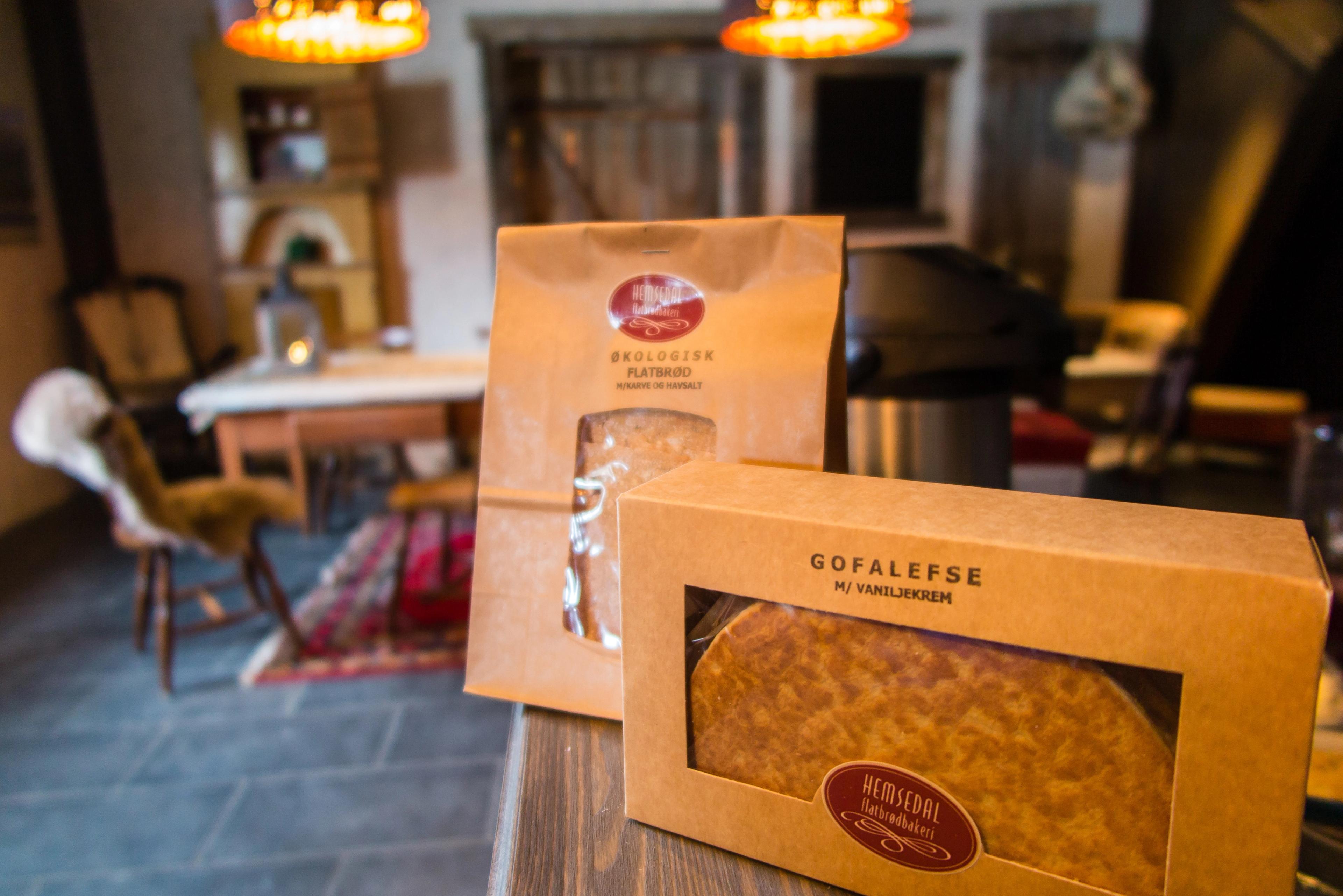 Gofalefse og flatbrød innpakket i en pose, stilt opp