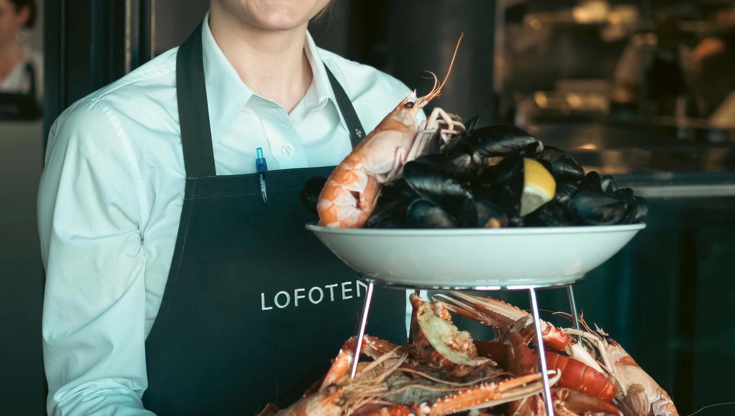 Jente som holder fat med sjømat