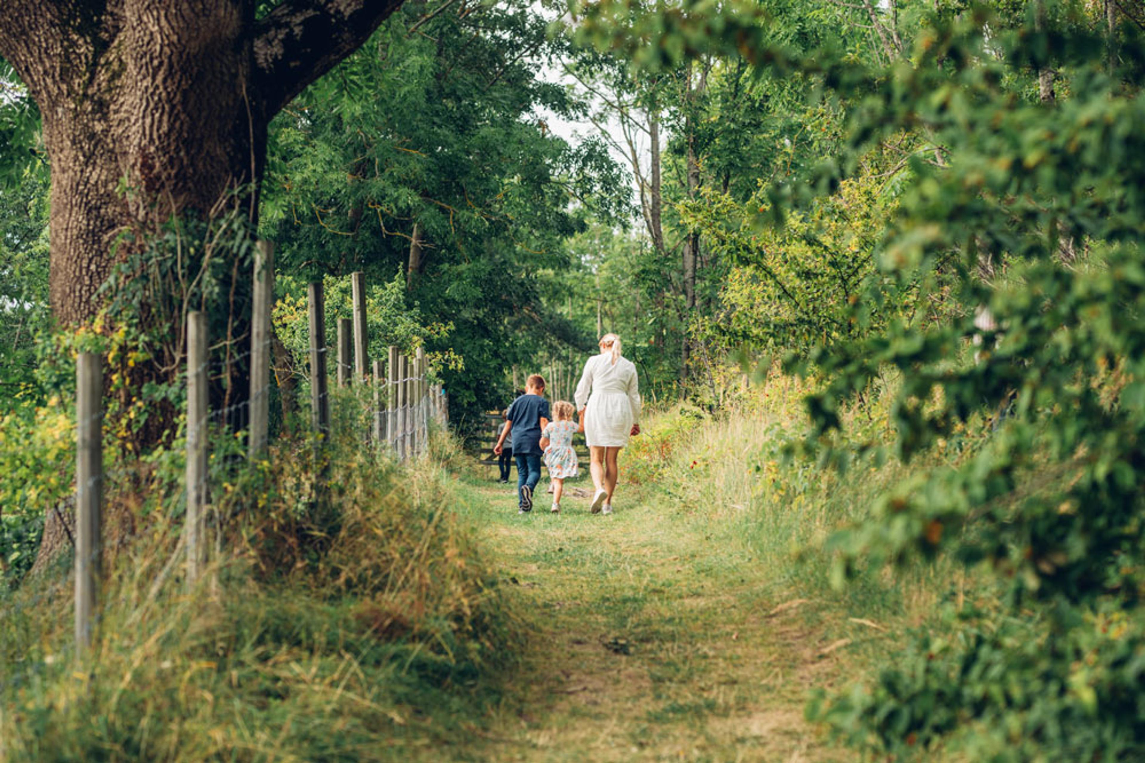 mor-og-barn-på-kyststien_web