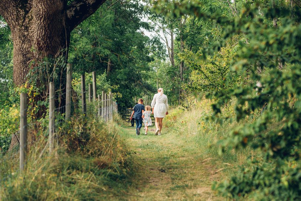 mor-og-barn-på-kyststien_web