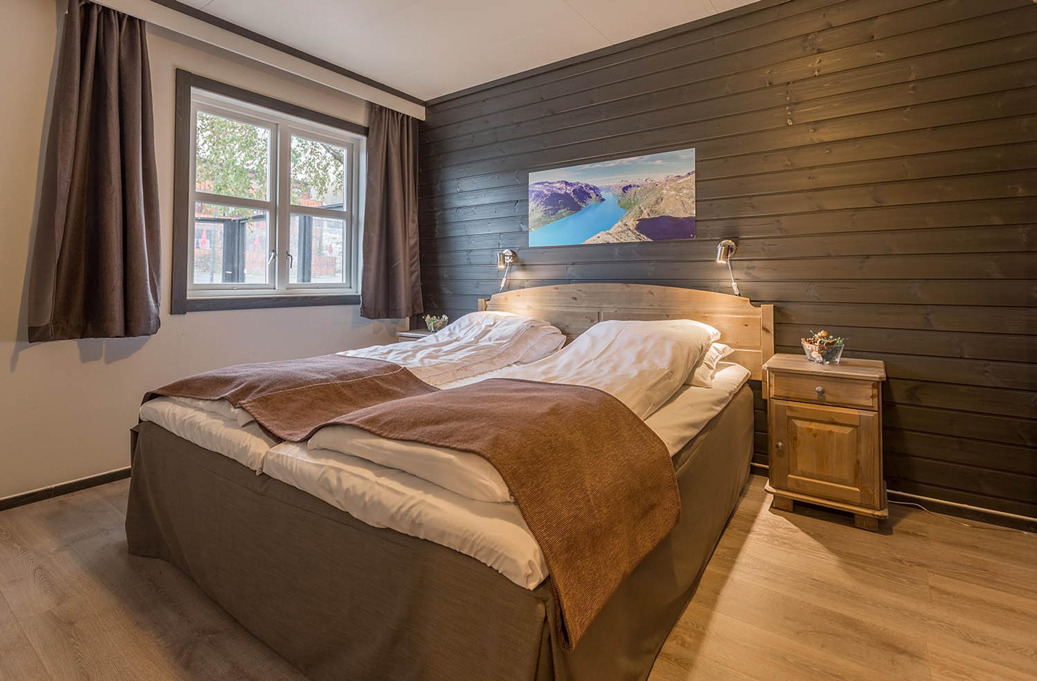 Fine jordfarger på soverom med nøktern og flott design.