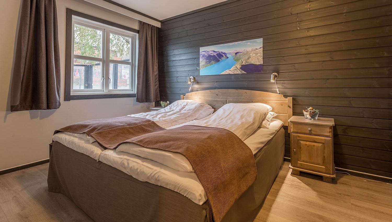 Fine jordfarger på soverom med nøktern og flott design.