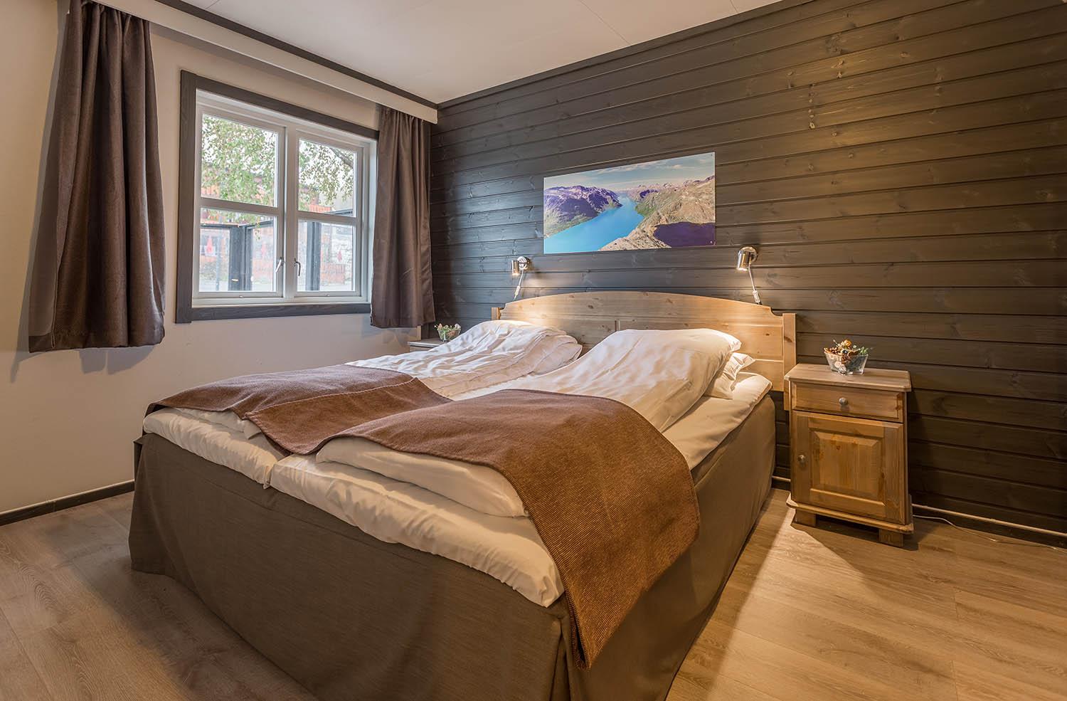 Fine jordfarger på soverom med nøktern og flott design.