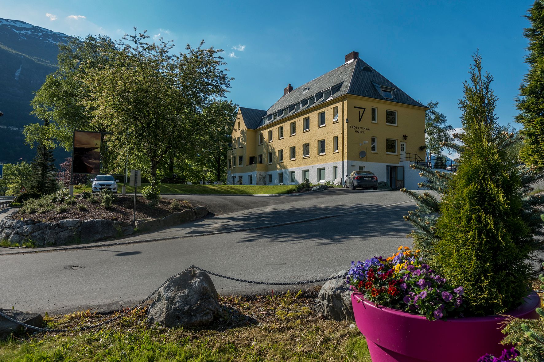 Velkomen til Trolltunga Hotel – eit sjarmerande hotell i hjartet av Hardanger.