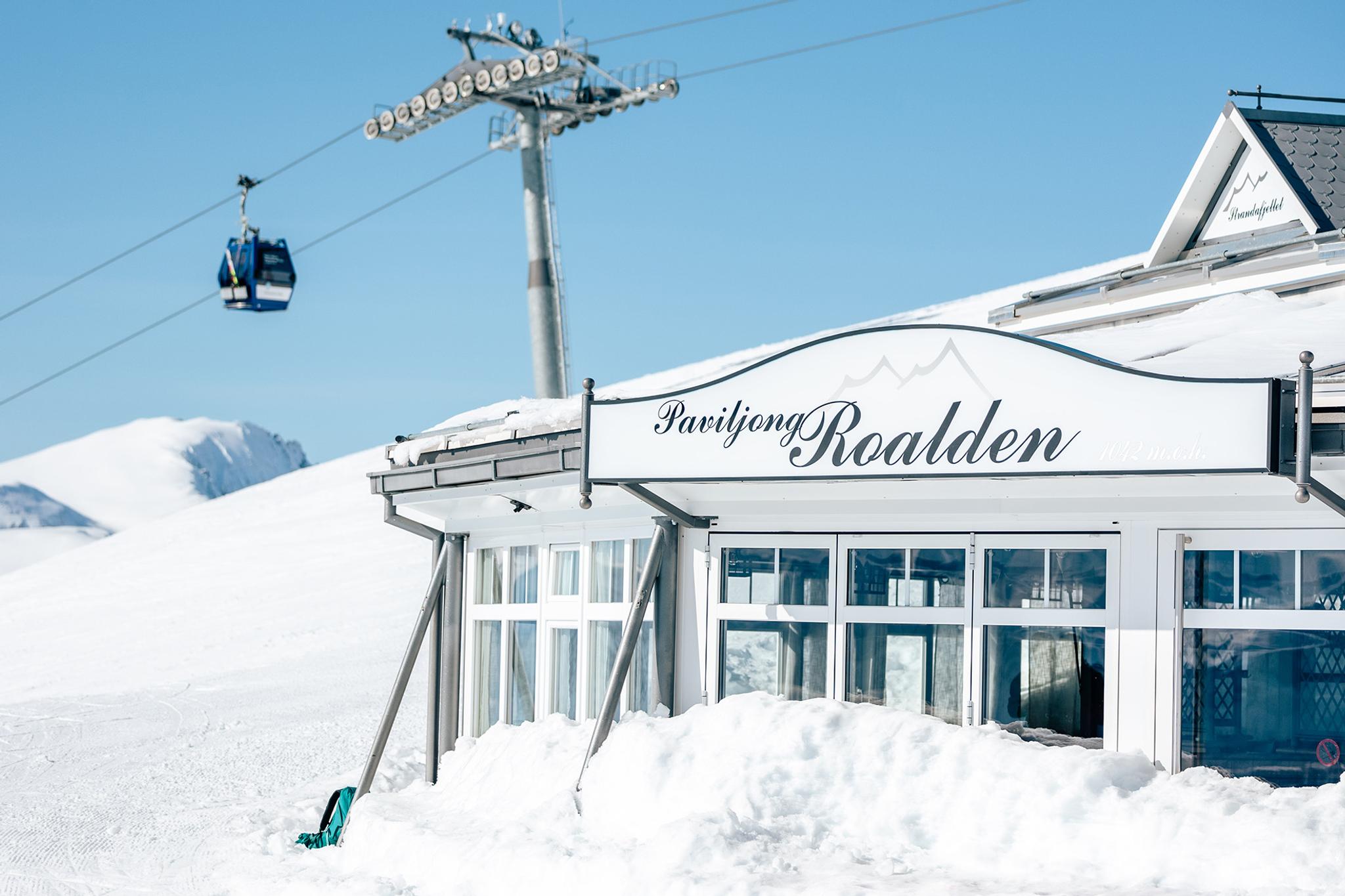 Paviljongen på Strandafjellet dekt av snø.