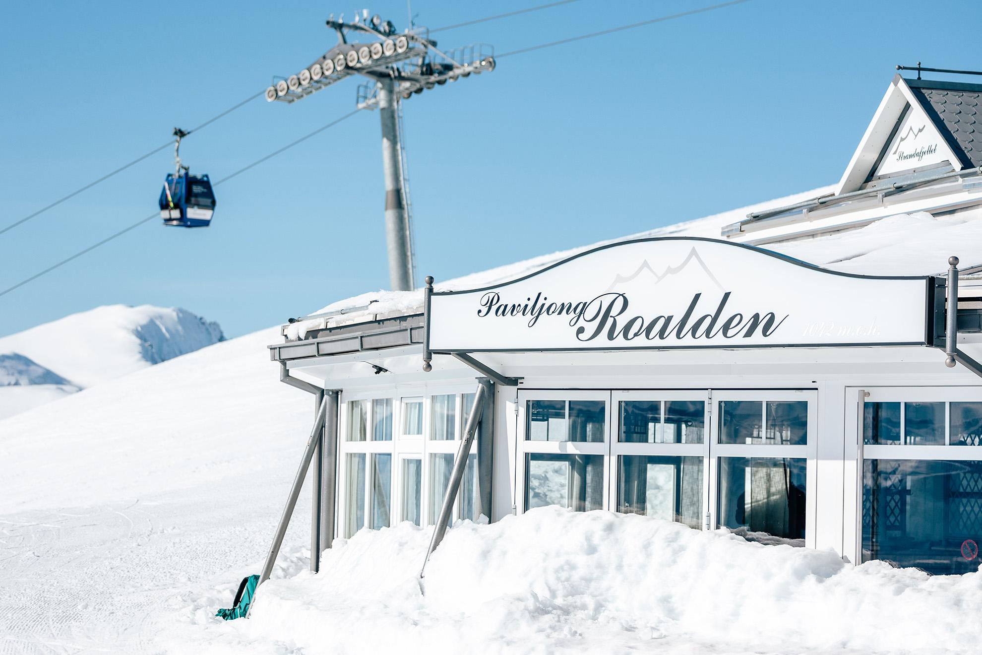Paviljongen på Strandafjellet dekt av snø.