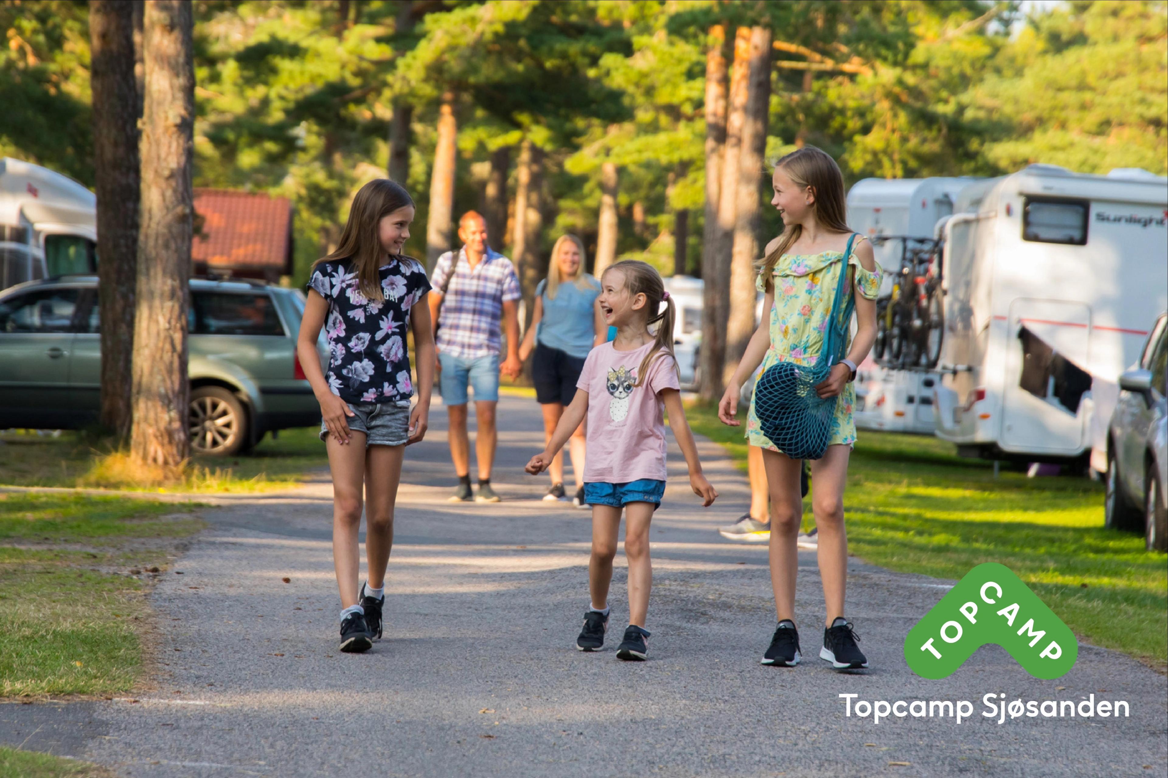 3 glade barn med et par bak som holder hender