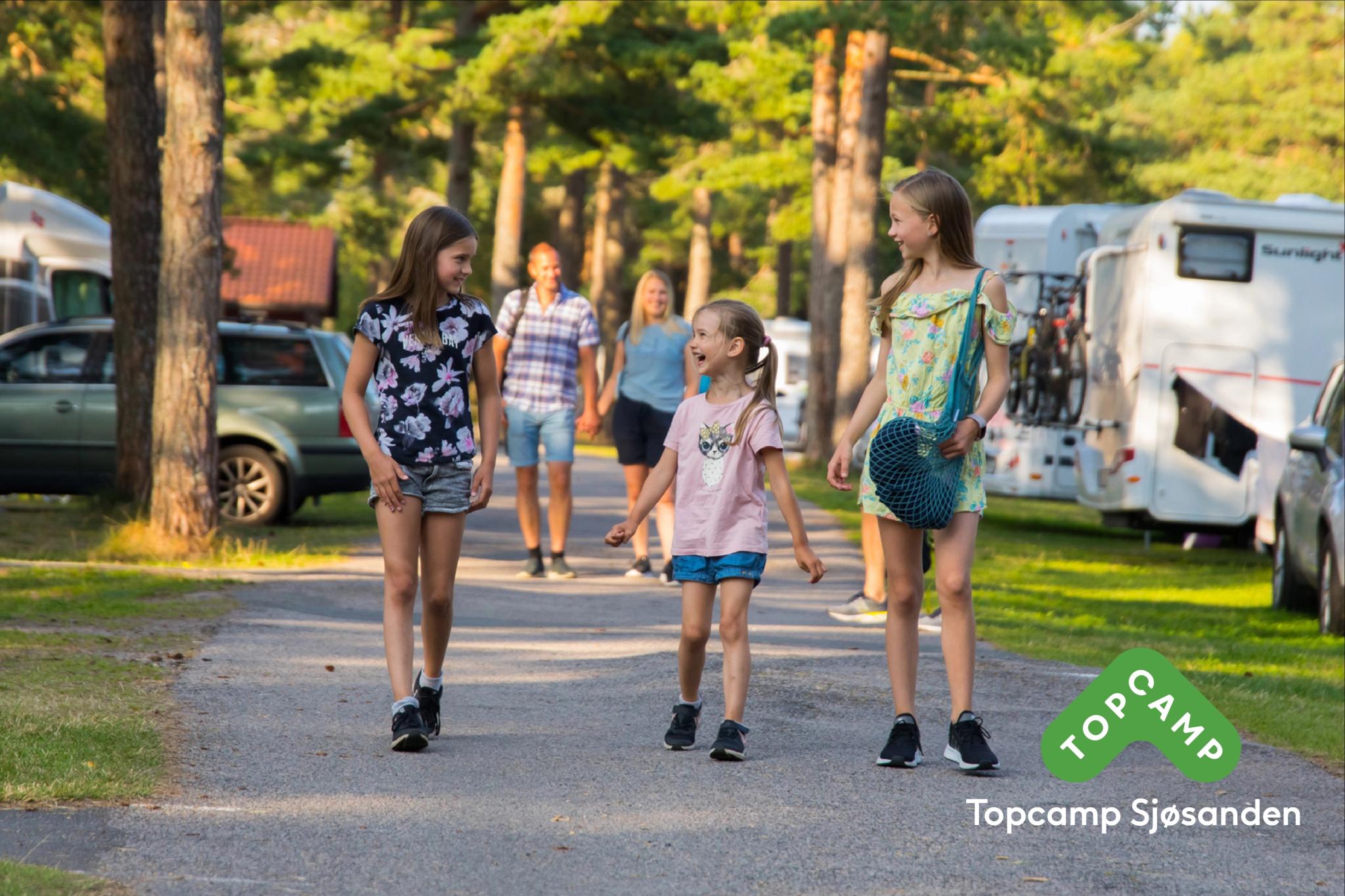 3 glade barn med et par bak som holder hender