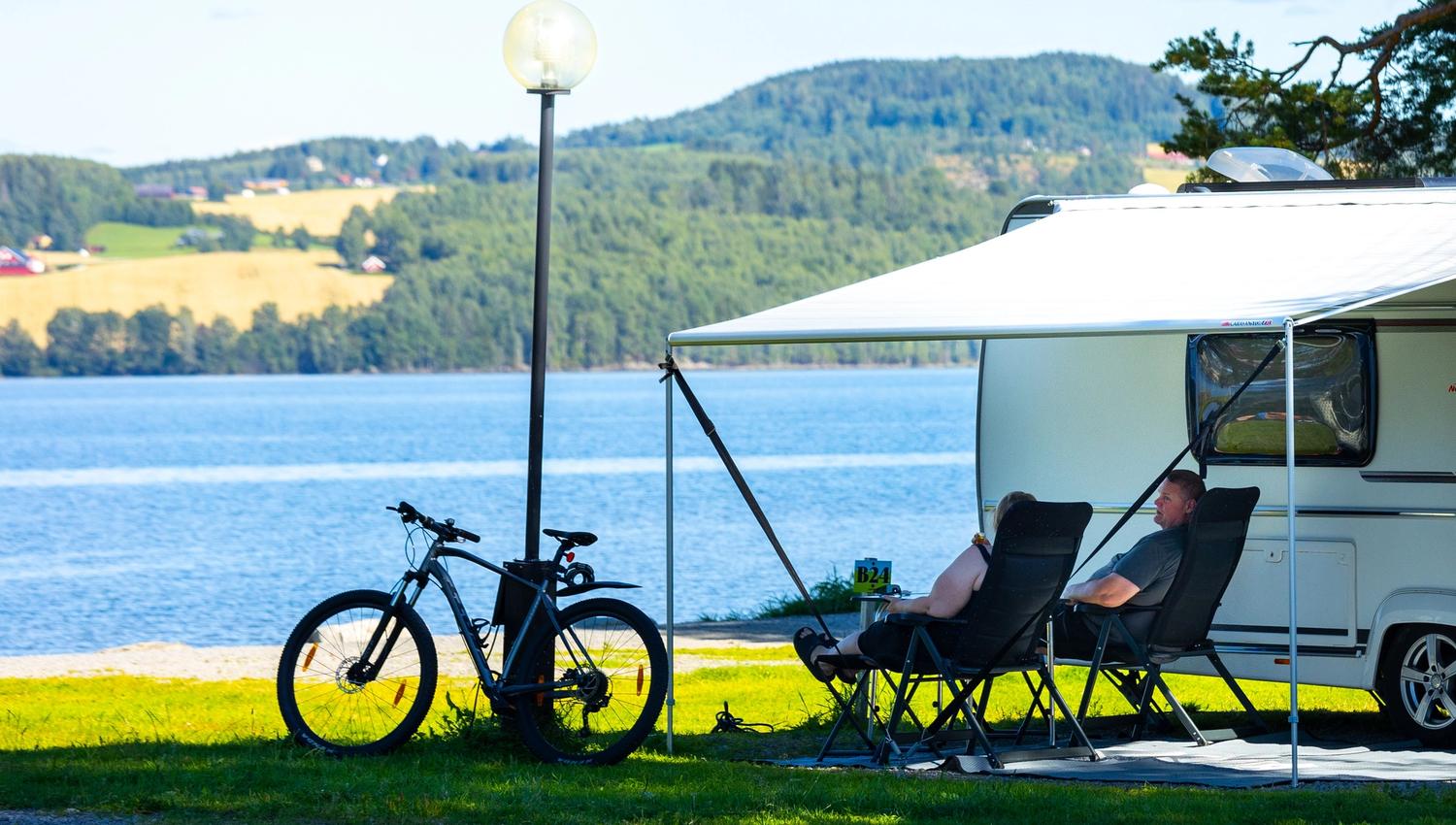 Sveastranda Camping - Avslappende prat i skyggen ved Mjøsa