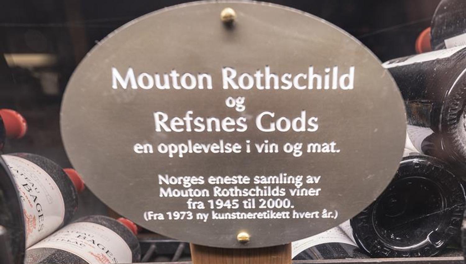 Flaske Mouton Rothschild oppbevart i vinkjeller, med synlig etikett og informasjon om vinen