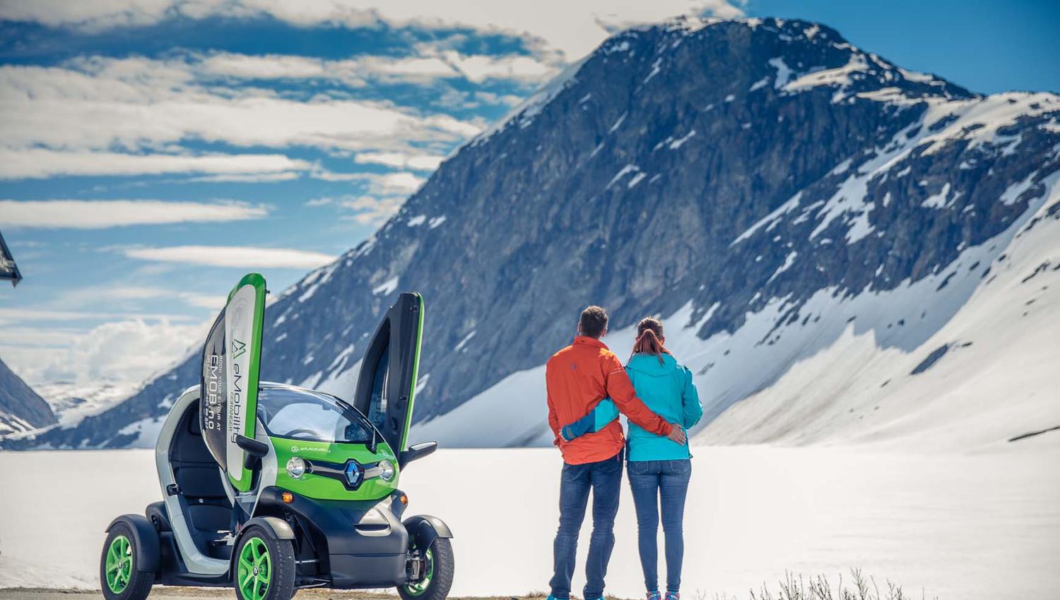 Pause på veg opp til Dalsnibba for å nyte naturen.