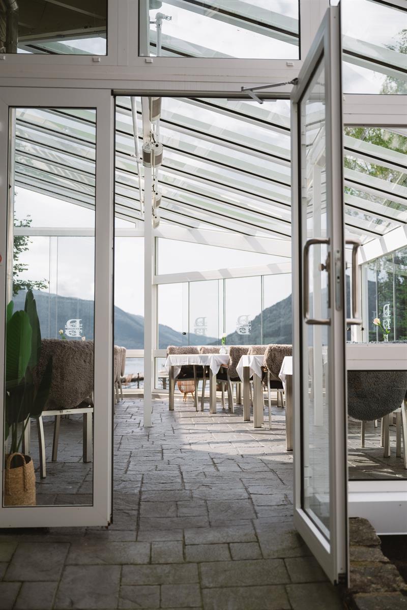Restaurantområdet på Rosendal Fjordhotel med utsikt mot fjorden og triveleg atmosfære
