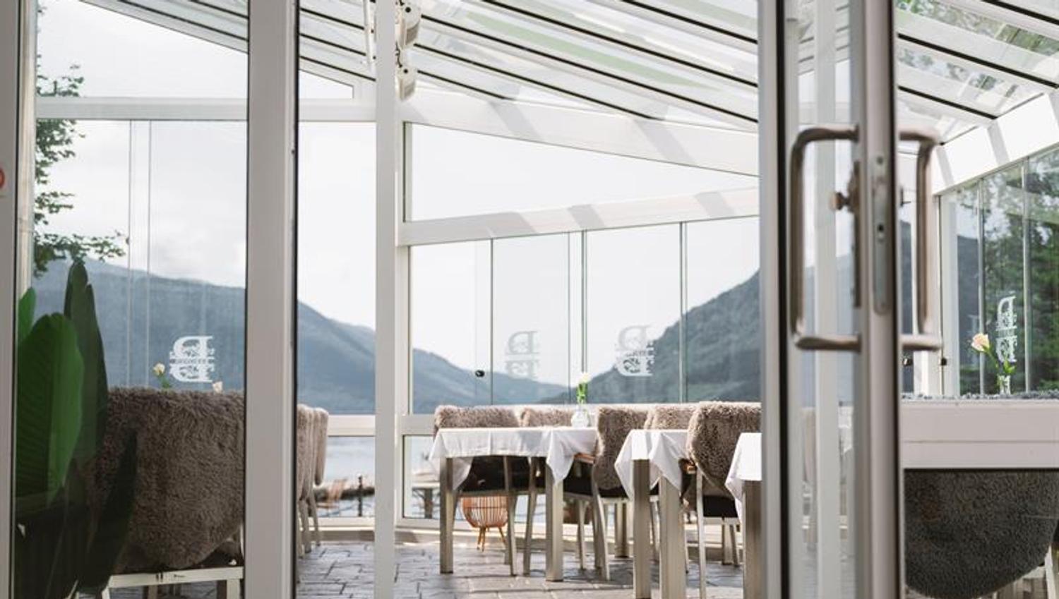 Restaurantområdet på Rosendal Fjordhotel med utsikt mot fjorden og triveleg atmosfære