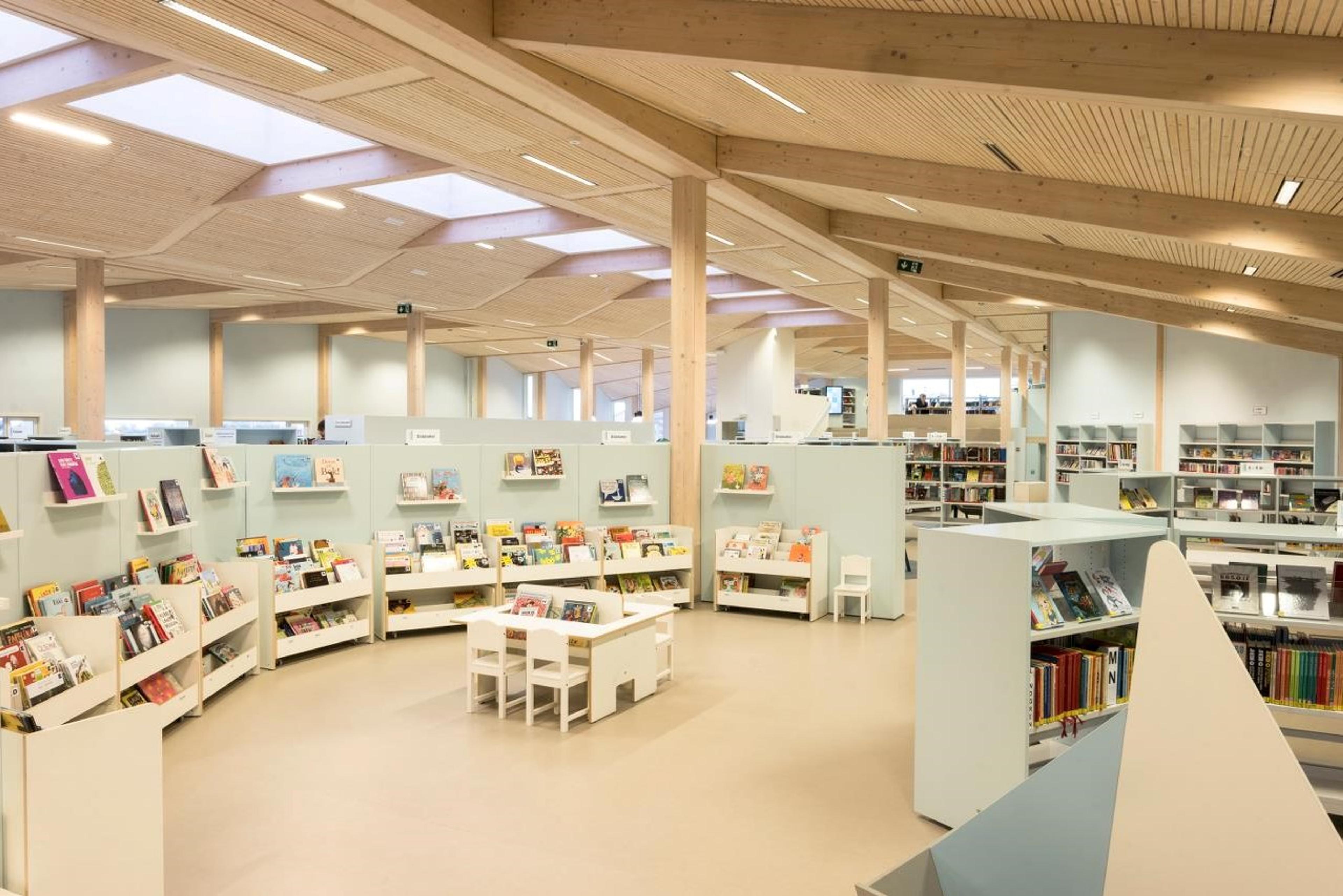 Biblioteket innvendig