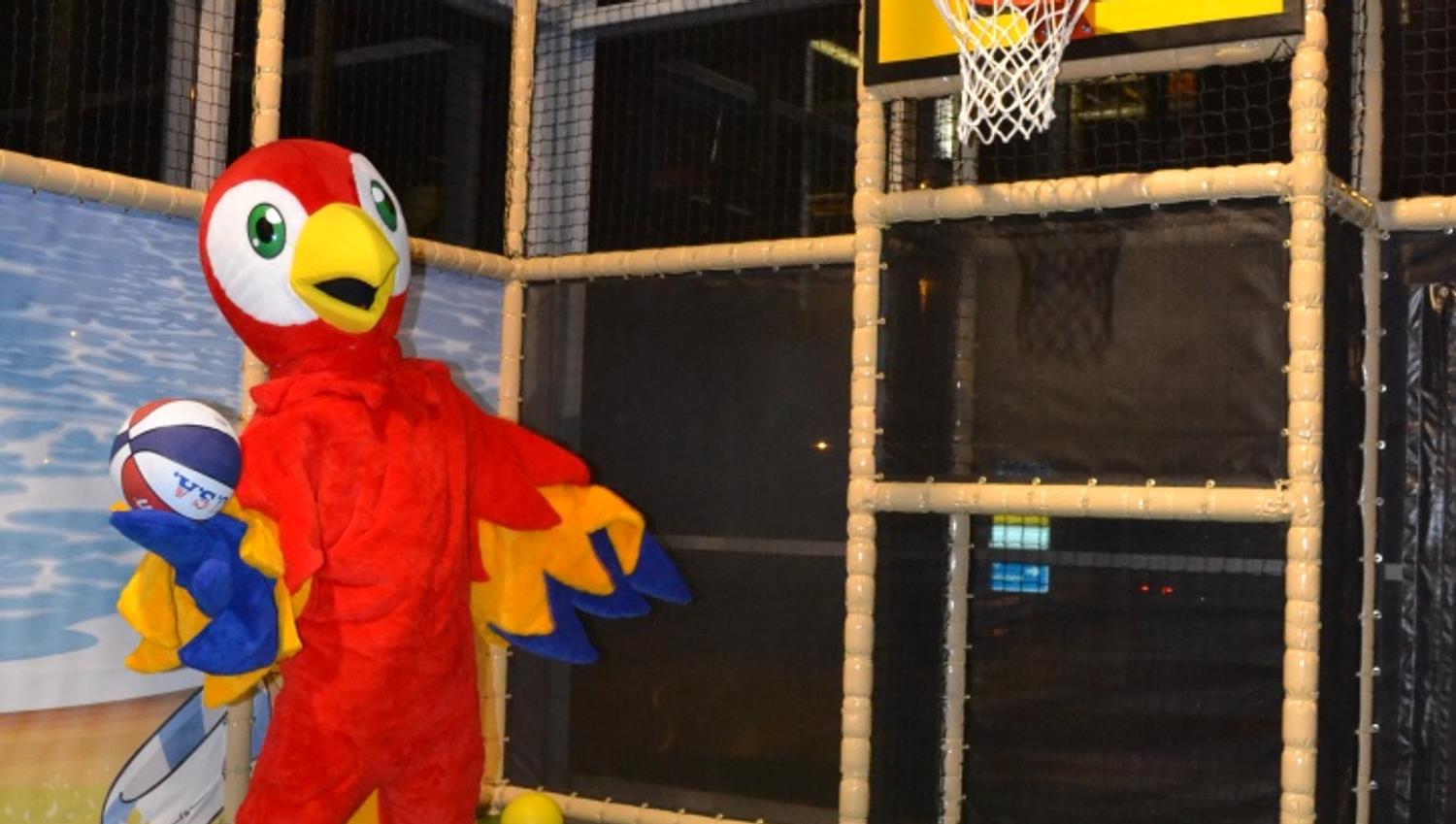 Maskoten spiller basketball